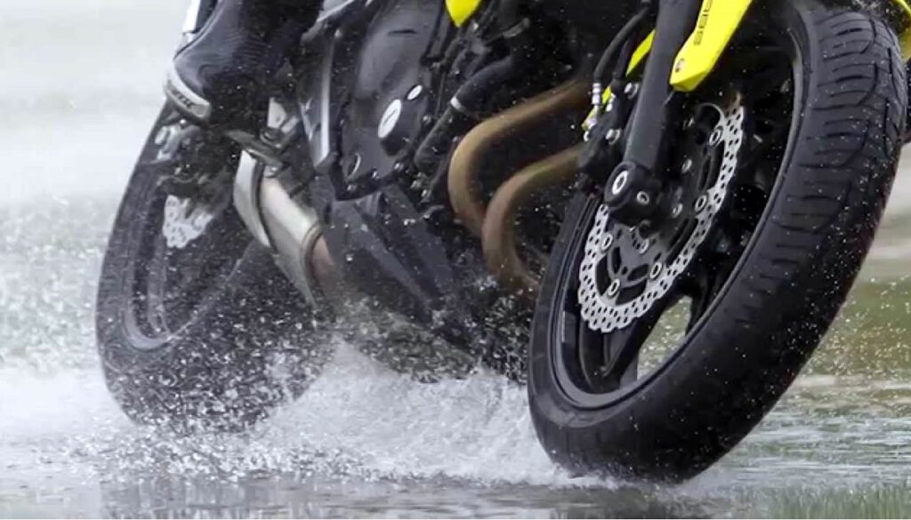 moto lluvia asfalto