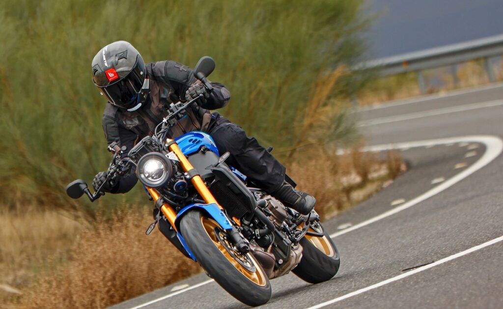 Cómo cuidar tu casco de moto cuando circulas bajo la lluvia 14 moto lluvia casco accion 1