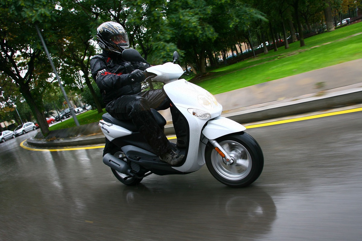Cómo cuidar tu casco de moto cuando circulas bajo la lluvia