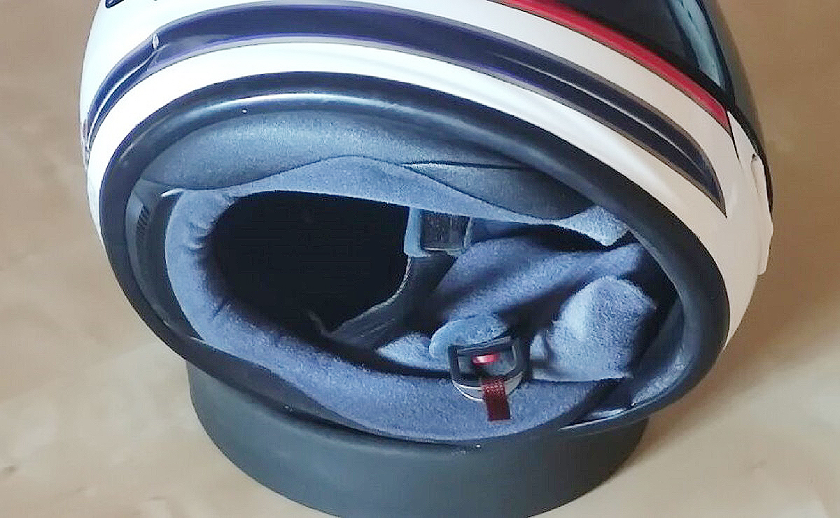 Cómo cuidar tu casco de moto cuando circulas bajo la lluvia 13 moto lluvia casco secado interior soporte