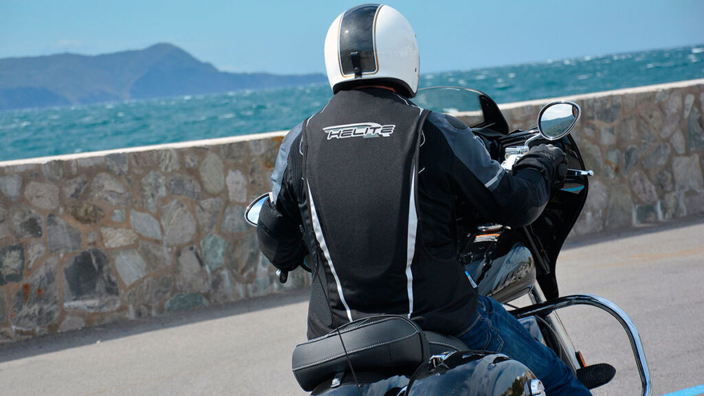 Los agentes de Tráfico de la Guardia Civil contarán con chalecos airbag 2 motorista con airbag