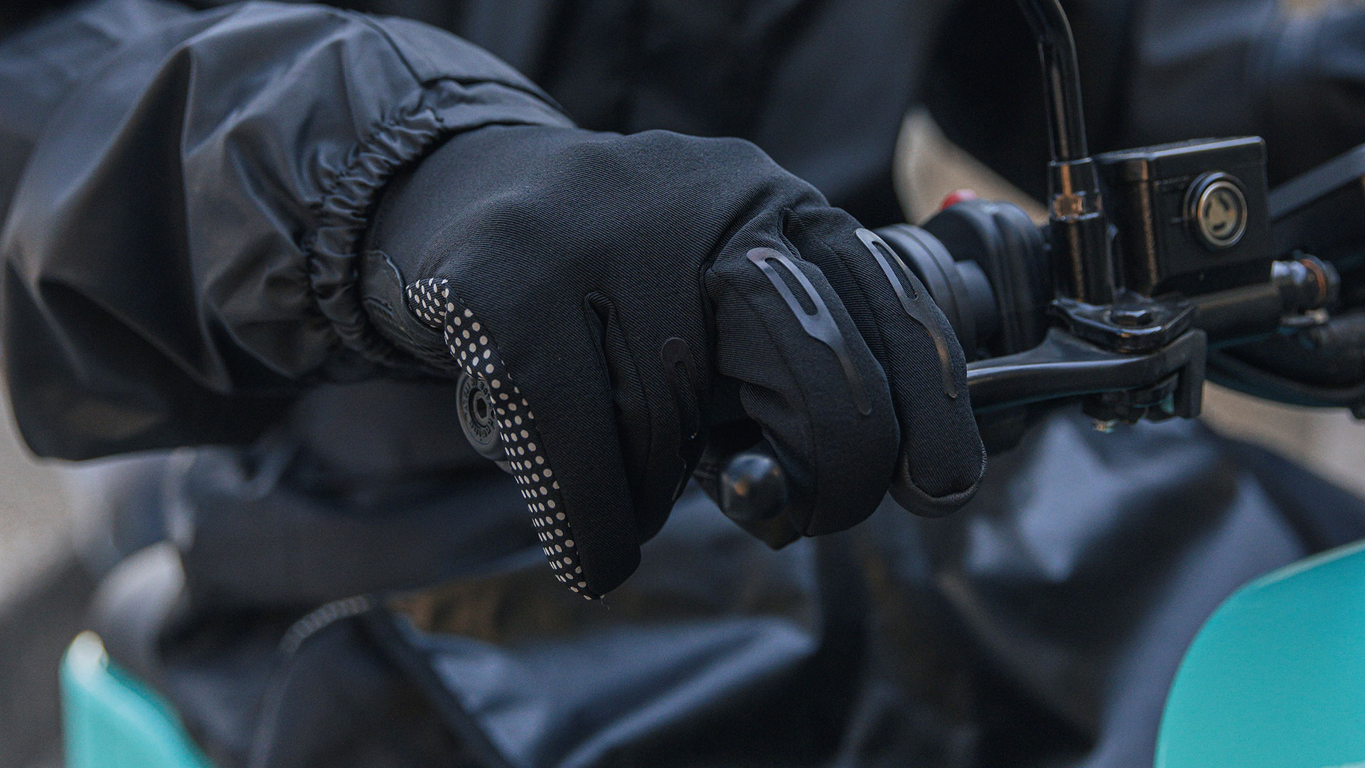 Las manos, siempre calientes con los nuevos guantes calefactables de Tucano Urbano 5 ndp tucanourbano guantescalefactables seppiawarm accion