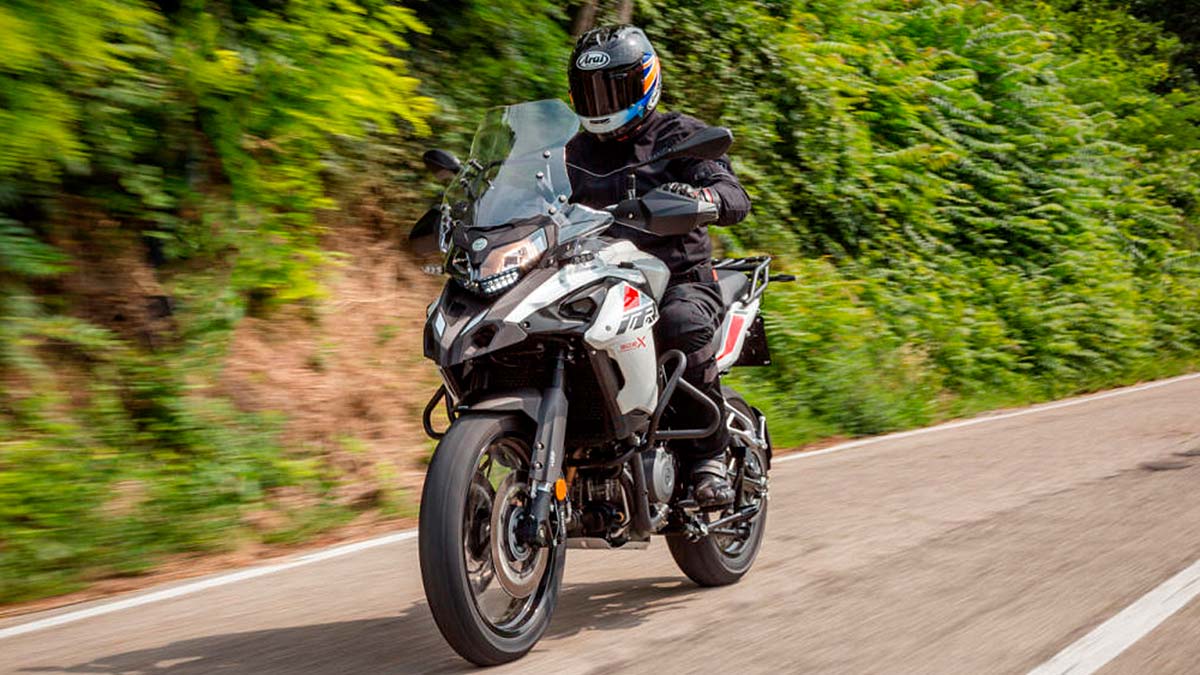 Nuevo chollo Benelli TRK 502 X: la trail bicilíndrica se beneficia de un descuento de 300 euros y muchas ventajas más