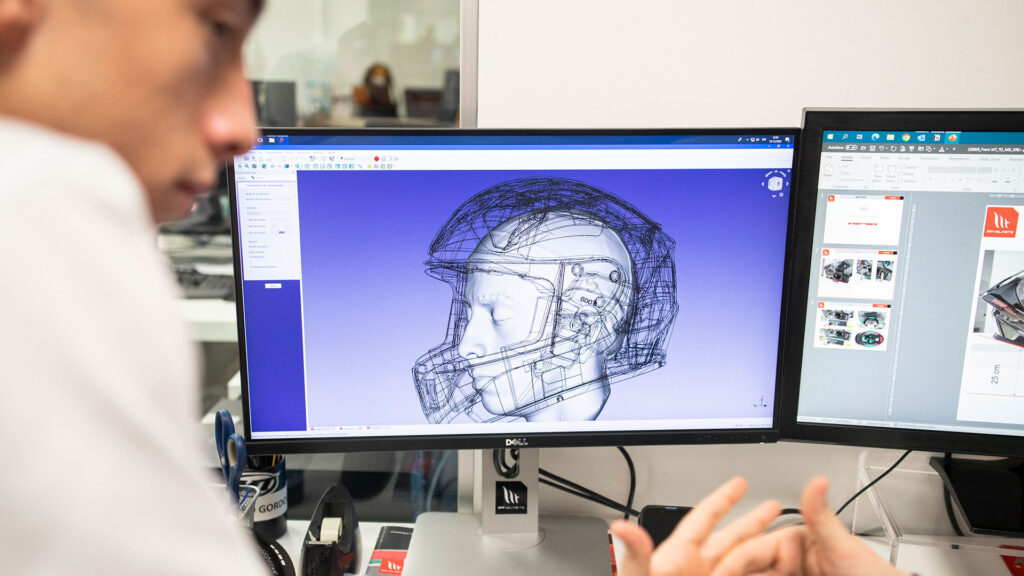 Pedro Acosta en las instalaciones de MT Helmets: “Veo las pruebas a las que se someten todos los modelos y quedo impresionado” 8 Pedro-Acosta_MThelmets-Headquarters_02