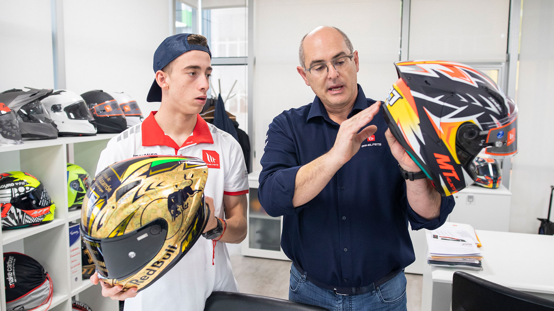 Pedro Acosta en las instalaciones de MT Helmets: “Veo las pruebas a las que se someten todos los modelos y quedo impresionado”