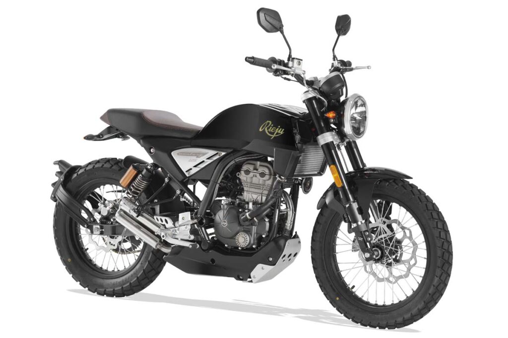 40 motos 125 con ofertas y rebajas en febrero para aprovechar tu carnet de coche 15 Rieju Century 125