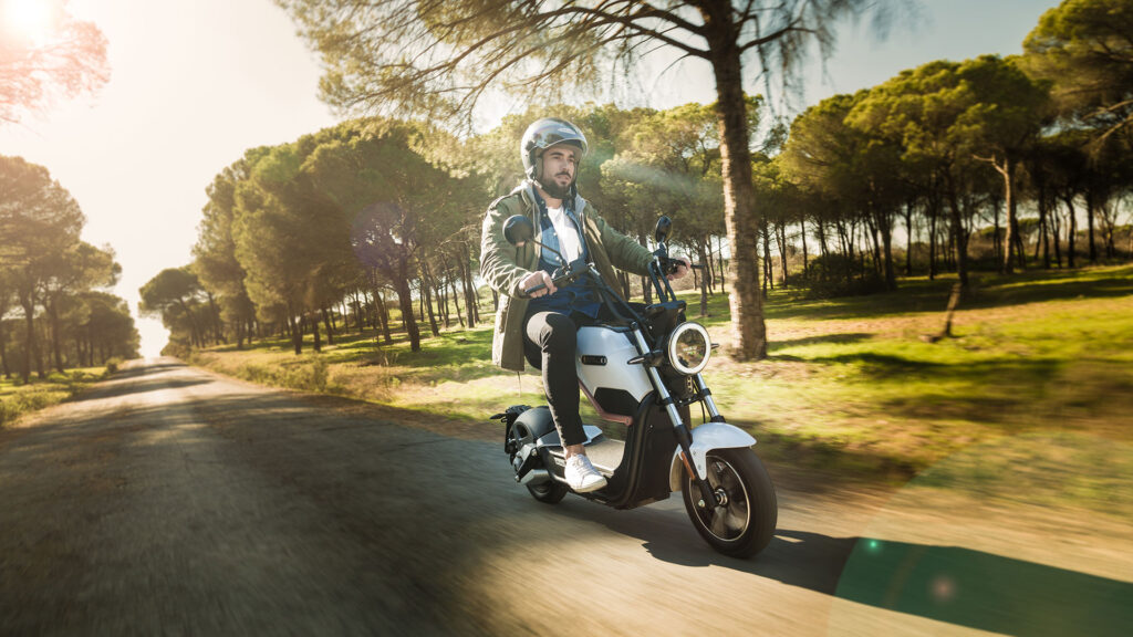 Scooter eléctrico en 2023: qué ventajas tiene la compra de una moto cero emisiones 6 scooter-electrico-sunra-miku-super-125e