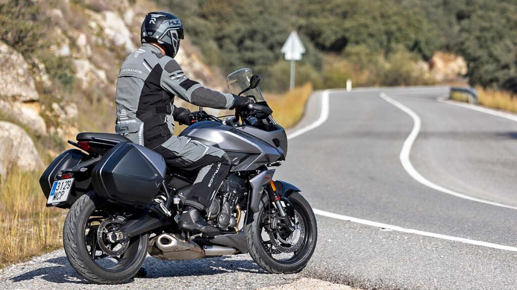 Las 10 motos trail limitables para el carnet A2 con las que ahorrar dinero ahora 6 Triumph Tiger Sport 660, ofertas trail carnet A2