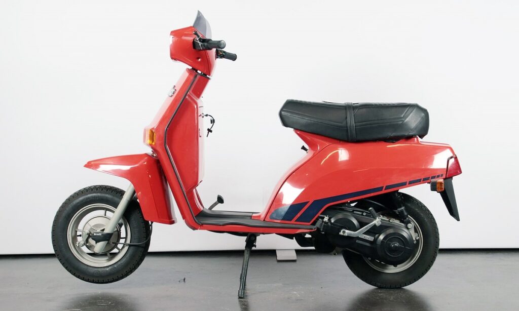 Motos bizarras (IV): Tracción y transmisión... ¿sólo a la rueda trasera? 16 benelli s125 apertura