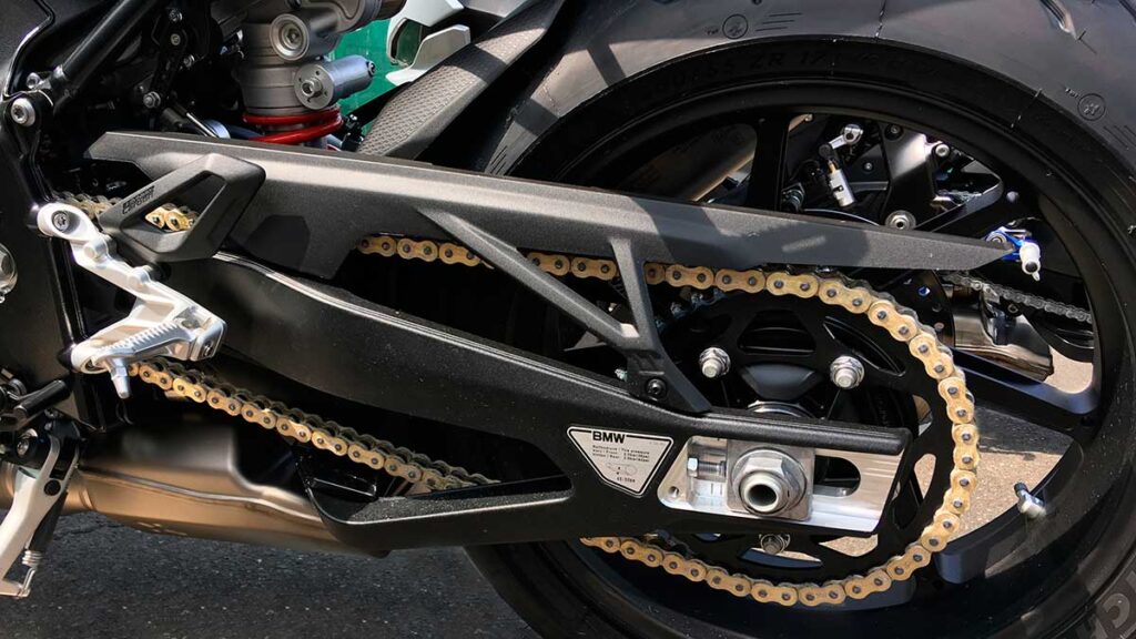 Cómo saber si tu moto tiene desgastes (frenos, líquidos, filtros...) 15 cadena_moto_nueva
