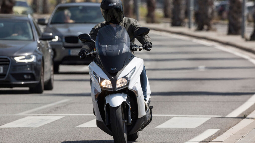 5 razones por las que vale la pena tener una moto 7 aparcar-moto