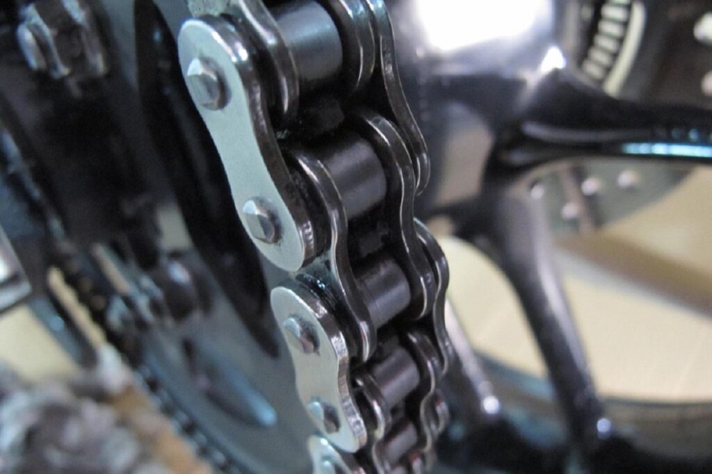 La cadena de moto: las claves para su tensión y estado 7 eslabones cadena transmision moto