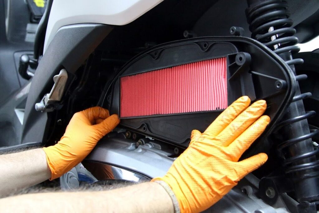 Cómo saber si tu moto tiene desgastes (frenos, líquidos, filtros...) 17 Filtro de aire de scooter