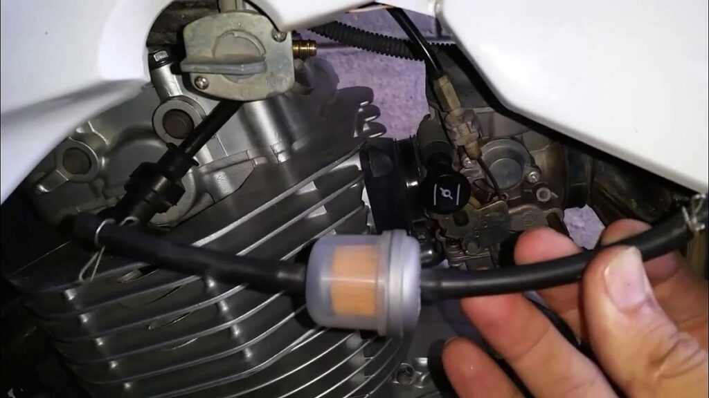 Colocar filtro de gasolina para moto 