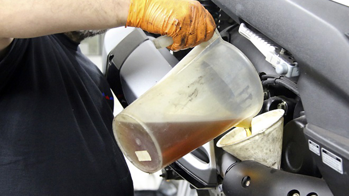 Cómo comprobar el nivel de aceite de la moto 4 liquidos motor