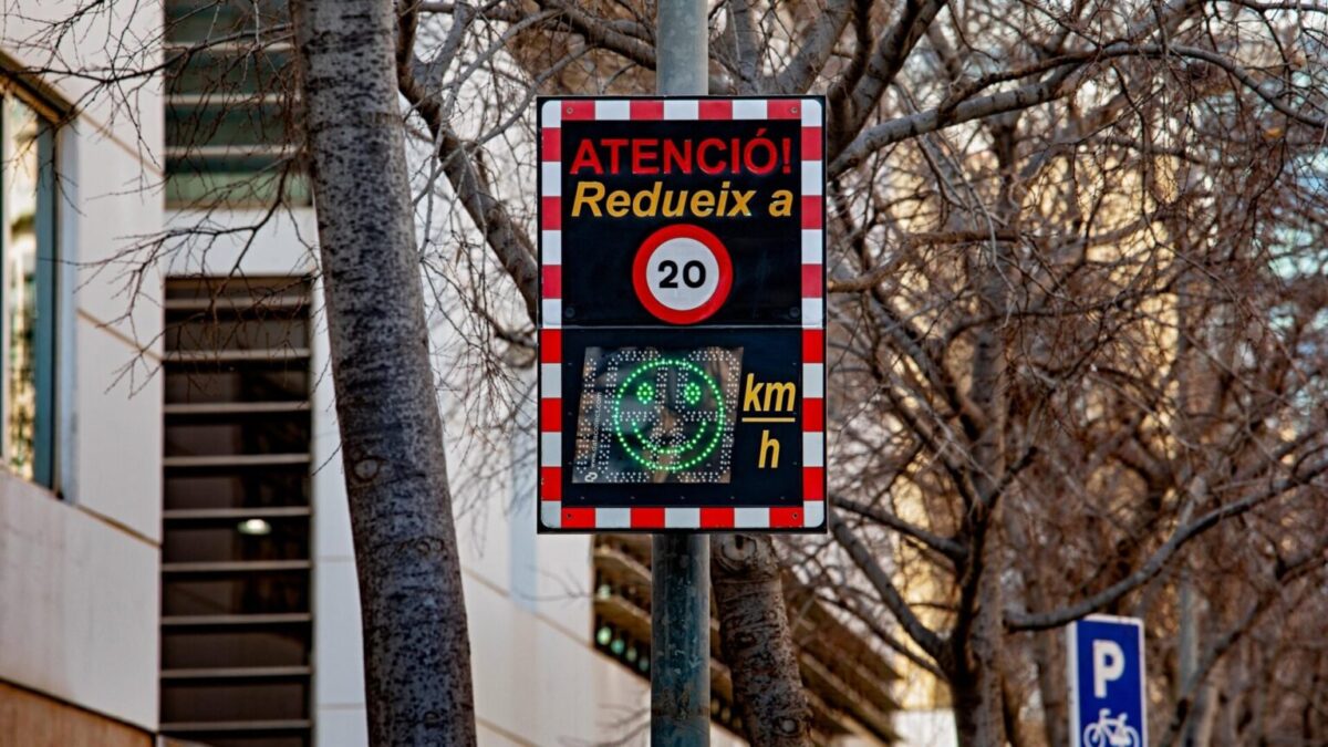 Los 17 nuevos radares de velocidad de Barcelona ya han empezado a multar en 2023 1 radares-pedagogicos-Barcelona-1536x864