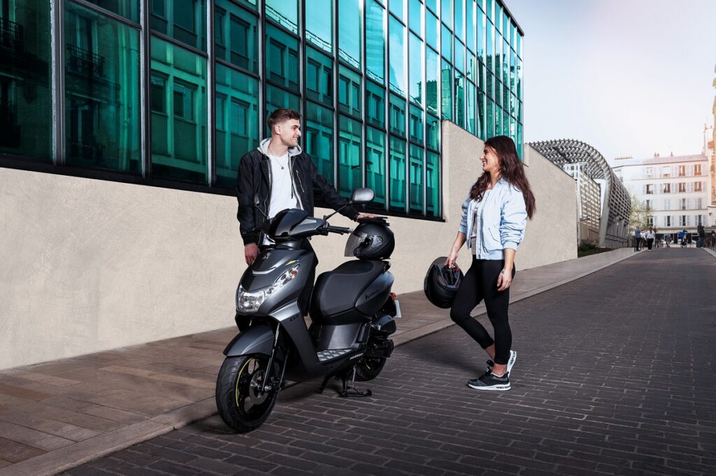 Moverte en scooter 50 cc por ciudad: 10 ventajas indiscutibles 8 scooter 50 peugeot KISBEE GT estatica piloto pasajero
