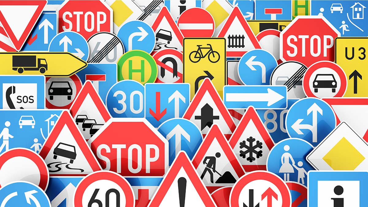 ¿Cuál es el orden de prioridad de las señales de tráfico?