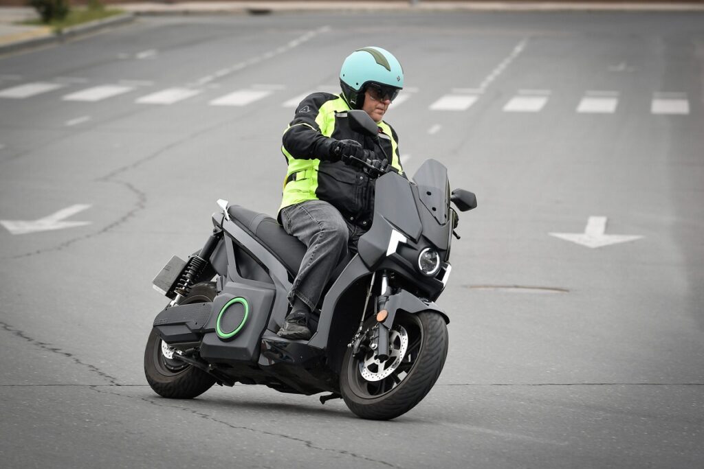 Silence S01: el chollo del scooter eléctrico con el que te puedes llevar unos guantes si lo pruebas 1 Silence 01+ 2023, acción