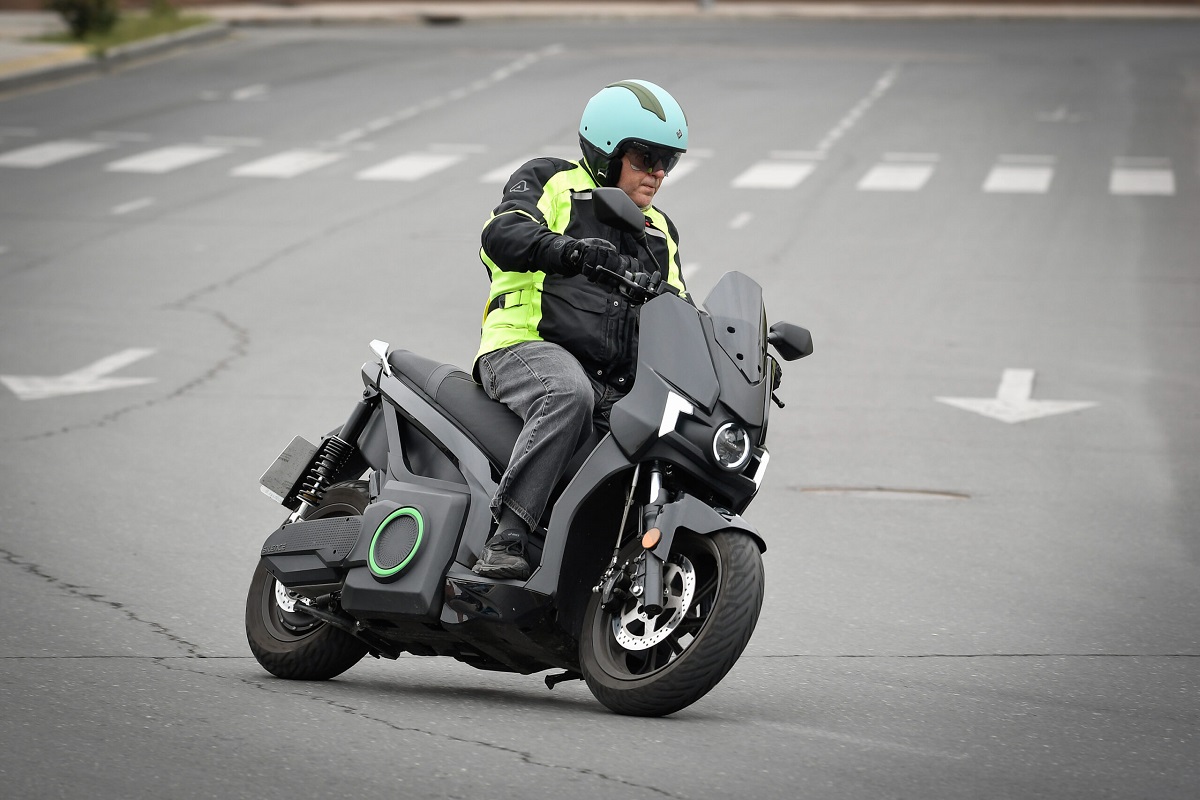 Silence S01: el chollo del scooter eléctrico con el que te puedes llevar unos guantes si lo pruebas