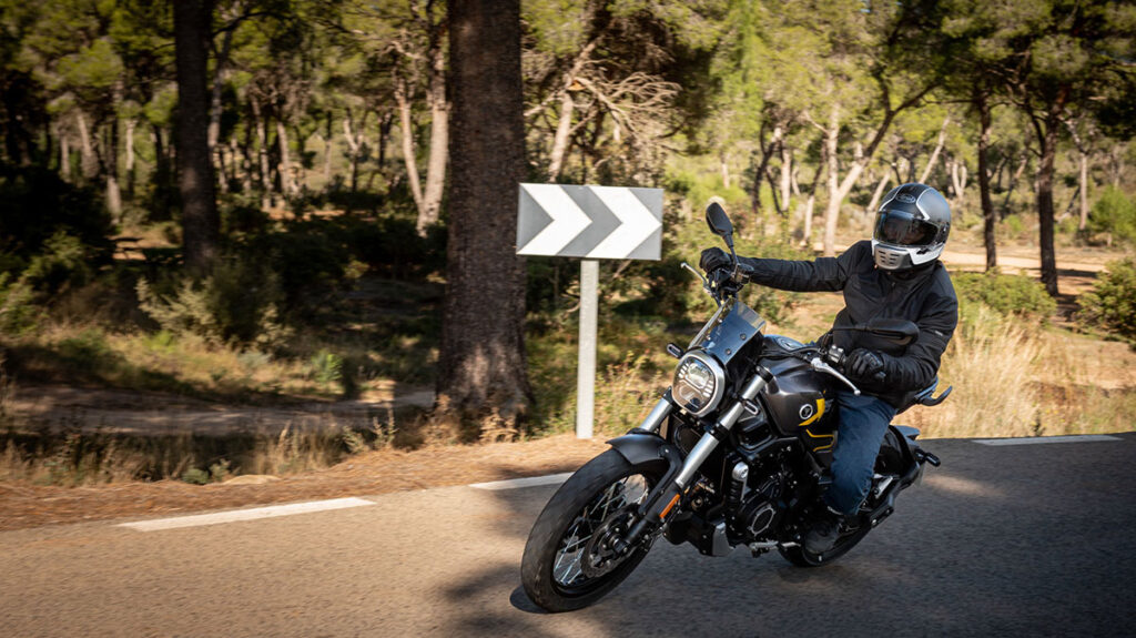 Saca tu lado más scrambler con una moto A2 como esta Voge y benefíciate de su descuento promocional 12 Voge 525ACX