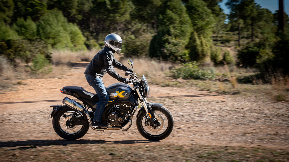 Saca tu lado más scrambler con una moto A2 como esta Voge y benefíciate de su descuento promocional