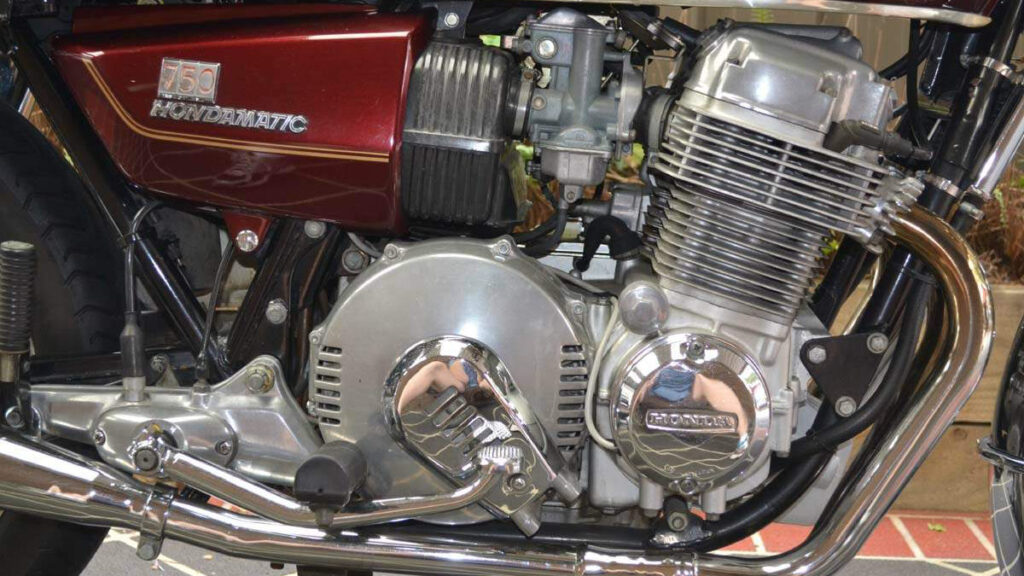 Motos bizarras (IV): Tracción y transmisión... ¿sólo a la rueda trasera? 18 Honda CB750A 2