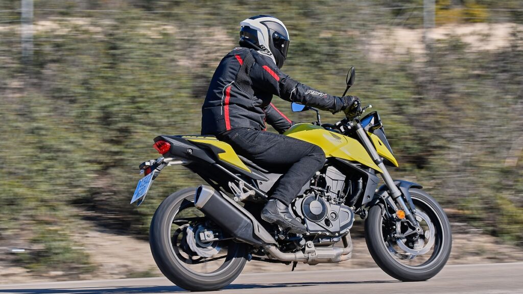 Prueba Honda CB750 Hornet: la reencarnación del abejorro 21 Honda CB750 Hornet accion barrido izquierda