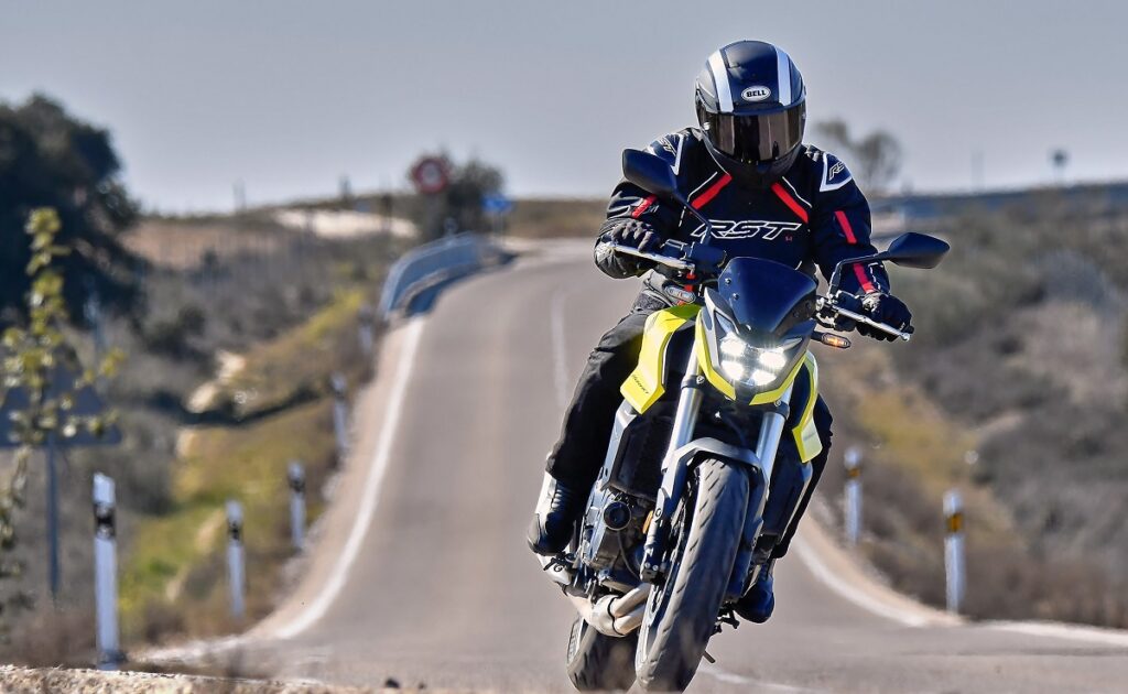 Honda CB750 Hornet accion frontal