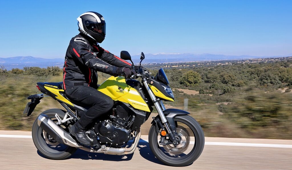 Prueba Honda CB750 Hornet: la reencarnación del abejorro 17 Honda CB750 Hornet accion lateral