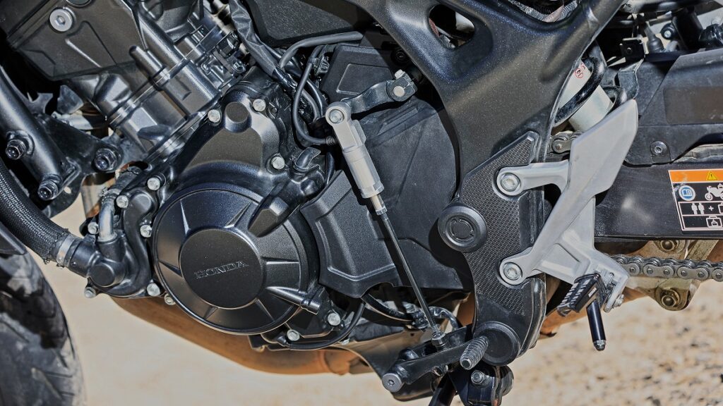 Prueba Honda CB750 Hornet: la reencarnación del abejorro 20 Honda CB750 Hornet cambio semiautomatico