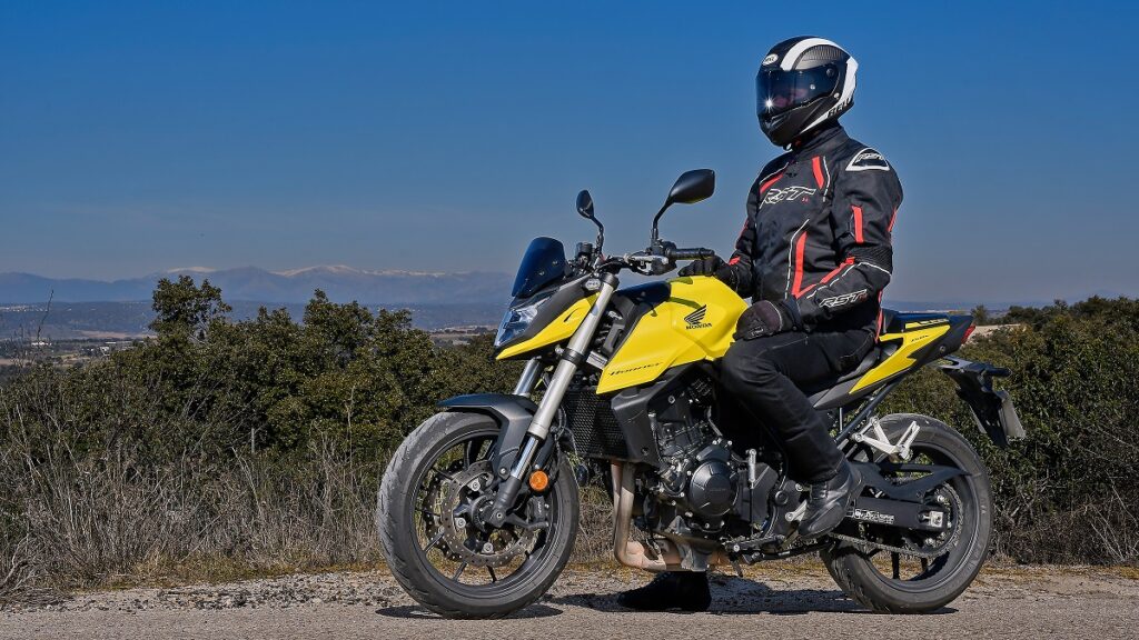 Honda CB750 Hornet estatica piloto