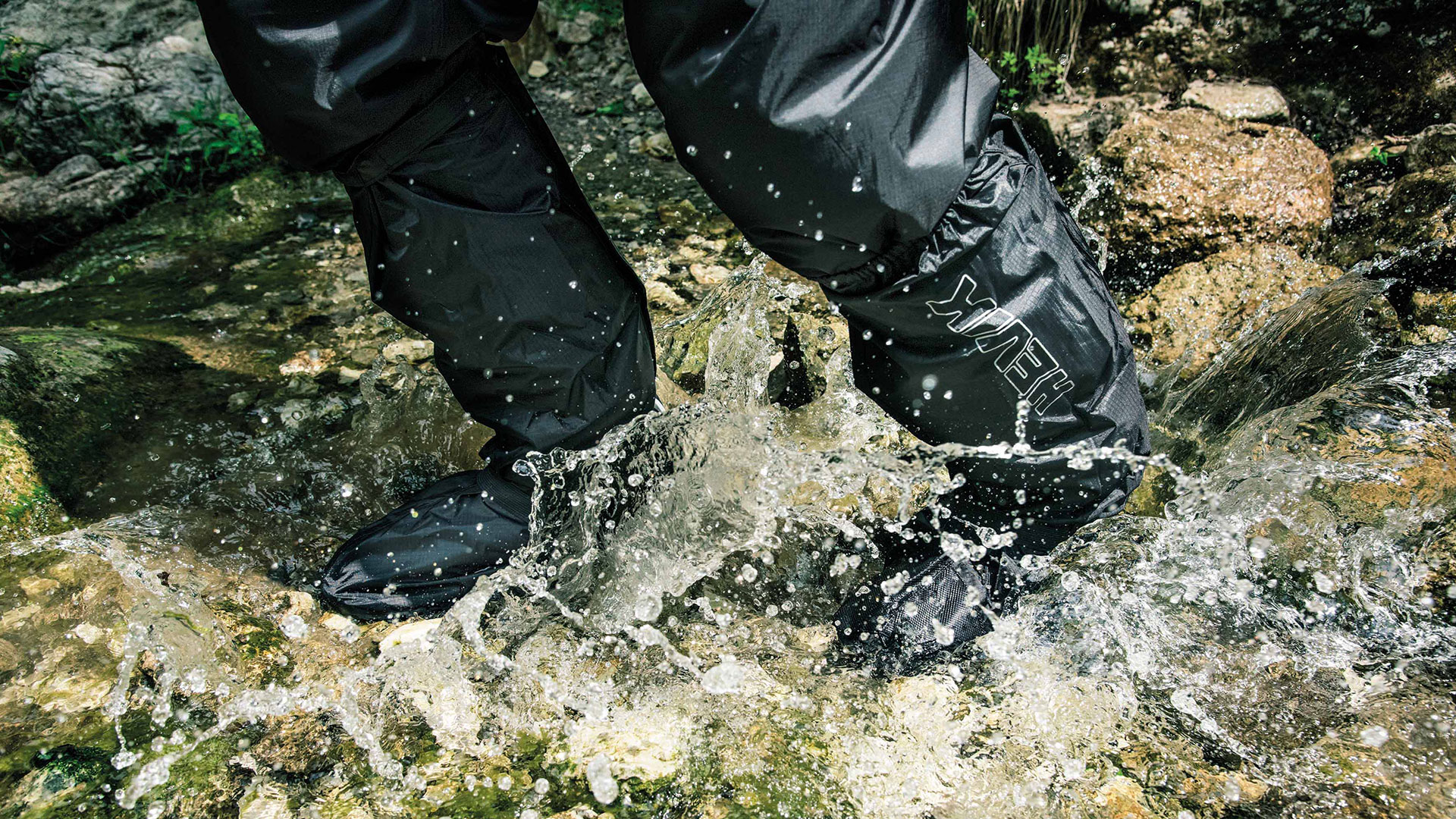 Con estas prendas de Hevik no te importará que te sorprenda la lluvia 7 NDP_HEVIK_IMPERMEABLES_CUBREBOTAS_ACCION_(1)