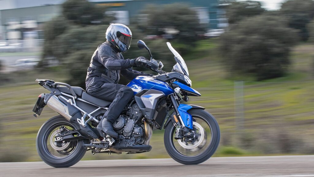 Triumph Tiger 900 GT Pro accion barido derecha