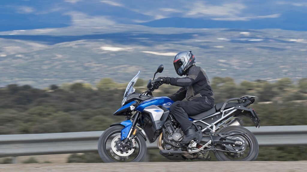 Prueba Triumph Tiger 900 GT Pro: la evolución de la especie 13 Triumph Tiger 900 GT Pro accion barrido curva derecha