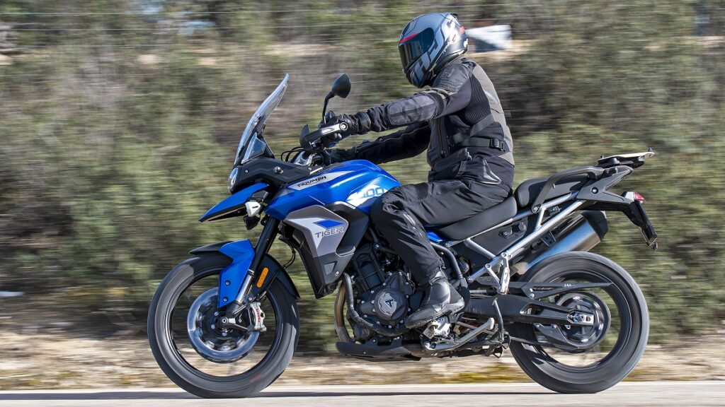 Prueba Triumph Tiger 900 GT Pro: la evolución de la especie 15 Triumph Tiger 900 GT Pro accion barrido derecha