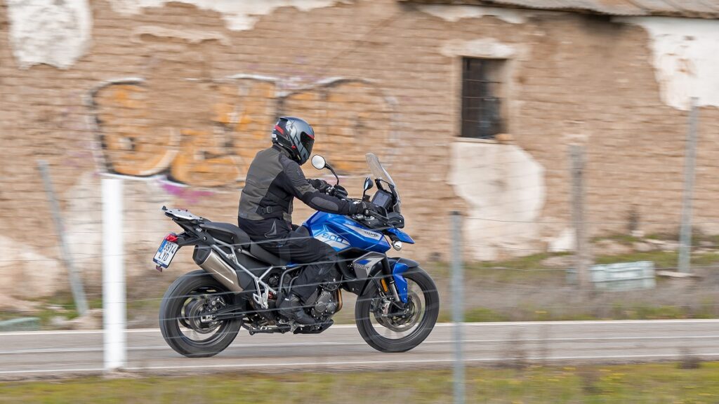 Prueba Triumph Tiger 900 GT Pro: la evolución de la especie 16 Triumph Tiger 900 GT Pro accion barrido derecha subida
