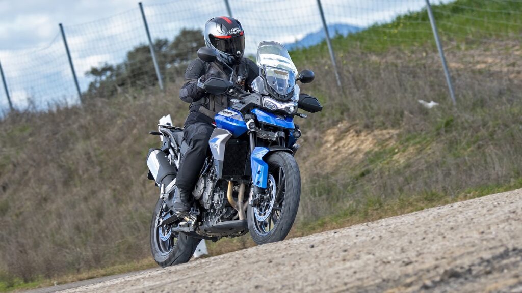 Triumph Tiger 900 GT Pro accion curva izquierda