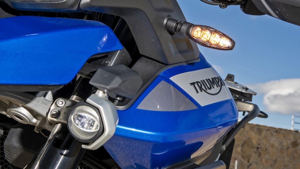 Triumph Tiger 900 GT Pro detalle iluminacion led