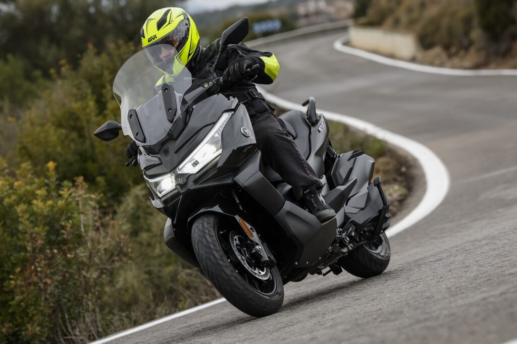 Prueba Voge SR4 Max: scooter de lógica reencarnación 19 Voge SR4 Max accion derecha