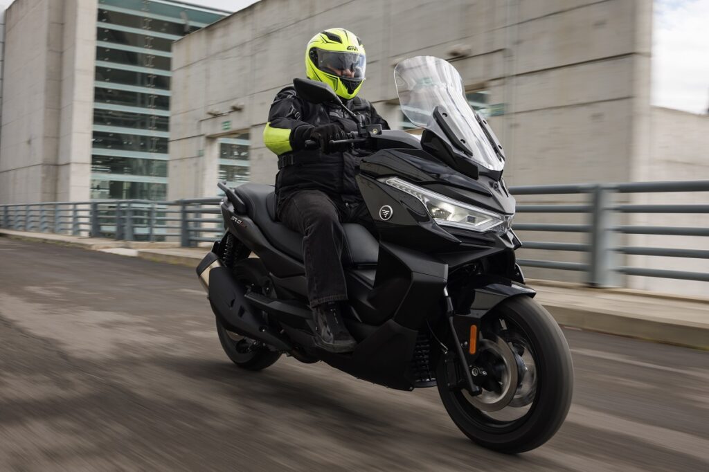Prueba Voge SR4 Max: scooter de lógica reencarnación 20 Voge SR4 Max accion en marcha
