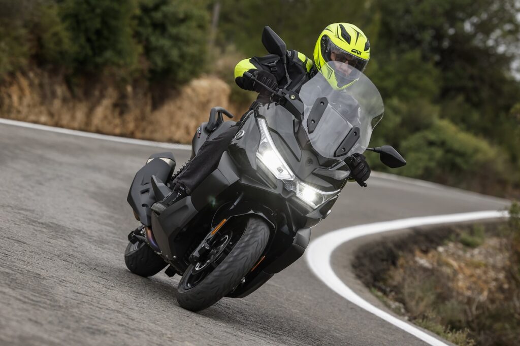 Prueba Voge SR4 Max: scooter de lógica reencarnación 18 Voge SR4 Max accion izquierda
