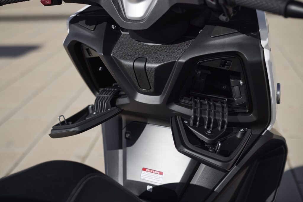 Prueba Voge SR4 Max: scooter de lógica reencarnación 17 Voge SR4 Max dealle guanteras