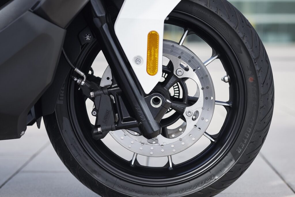 Prueba Voge SR4 Max: scooter de lógica reencarnación 13 Voge SR4 Max detalle freno