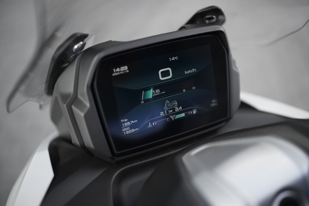 Prueba Voge SR4 Max: scooter de lógica reencarnación 14 Voge SR4 Max detalle instrumentacion