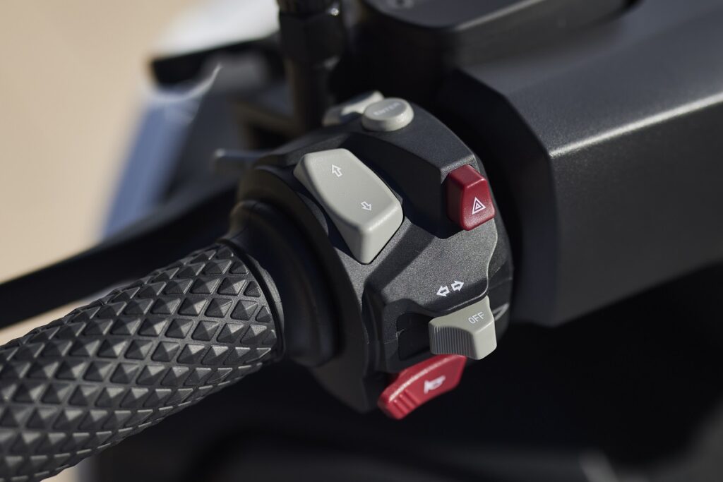 Prueba Voge SR4 Max: scooter de lógica reencarnación 16 Voge SR4 Max detalle pina izquierda