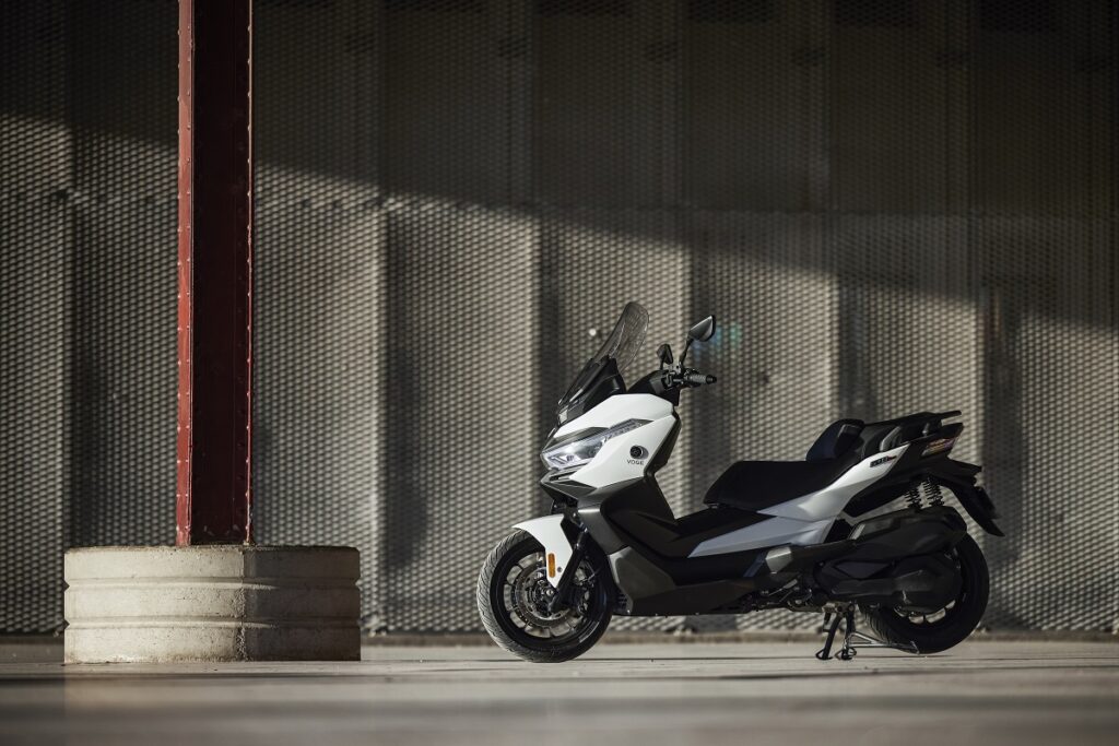 Prueba Voge SR4 Max: scooter de lógica reencarnación 11 Voge SR4 Max estatica izquierda