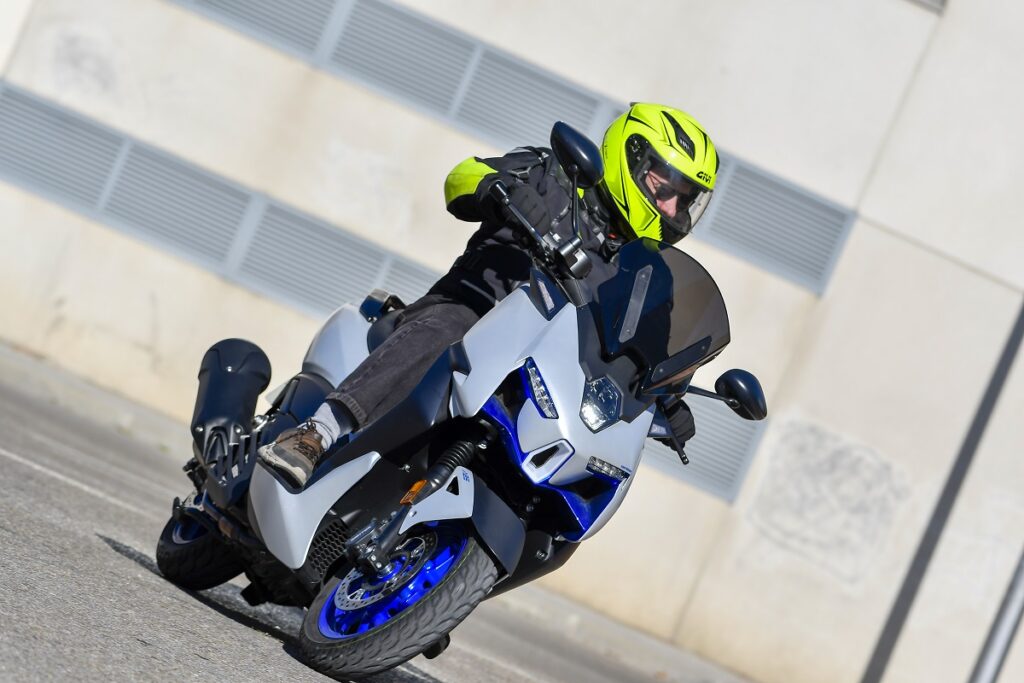 Prueba scooter Zontes M125: De todo, por poco, para casi todos 17 Zontes M125 accion tres cuartos derecha