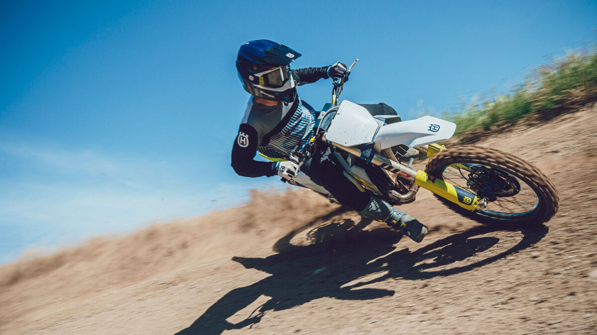 Vuela por la pista de motocross con la nueva colección de ropa 2023 de  Husqvarna