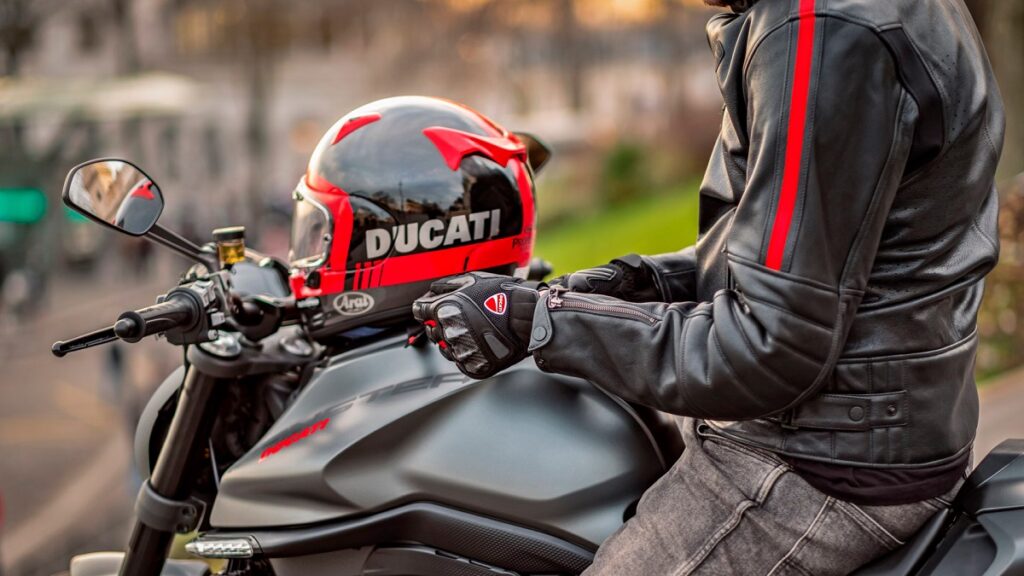 Ducati Monster SP 2023, ropa oficial Ducati Apparel